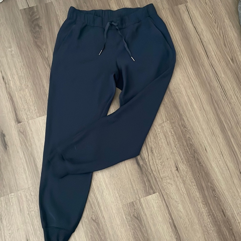 Lululemon On the Fly jogger size 8 in Navy (worn once)